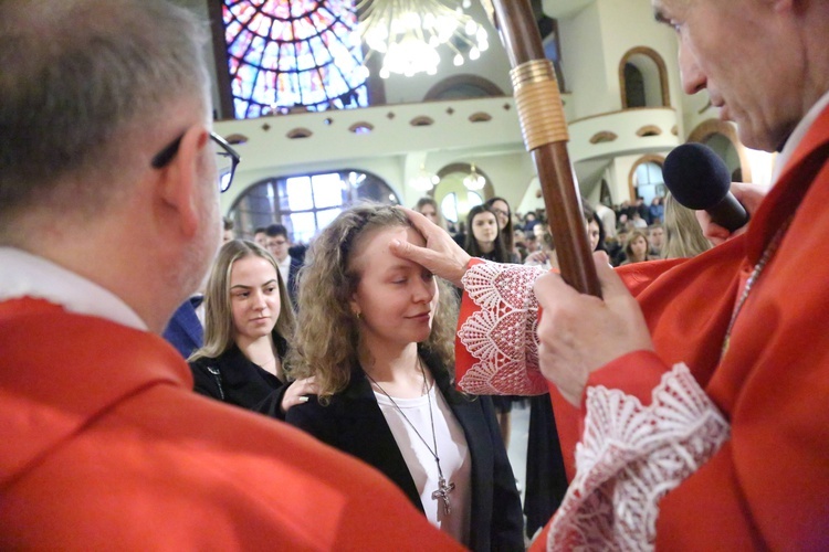 Bierzmowanie młodych z parafii kolejowej