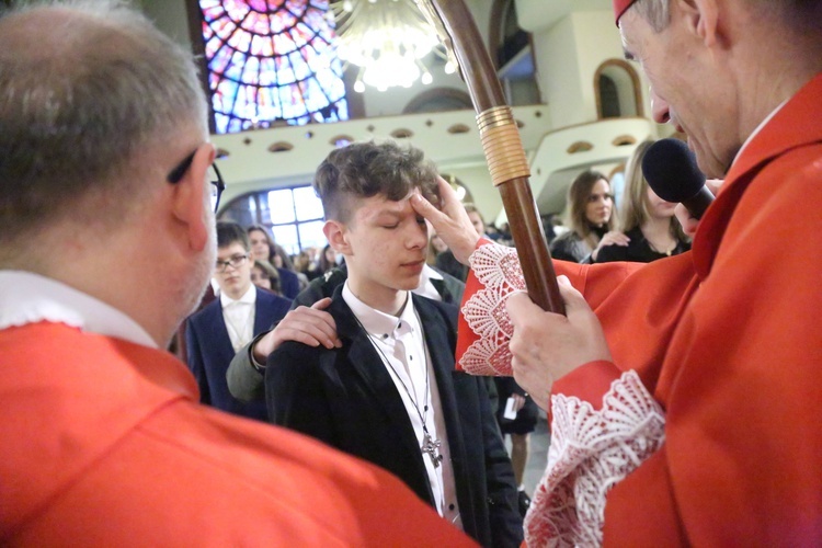 Bierzmowanie młodych z parafii kolejowej