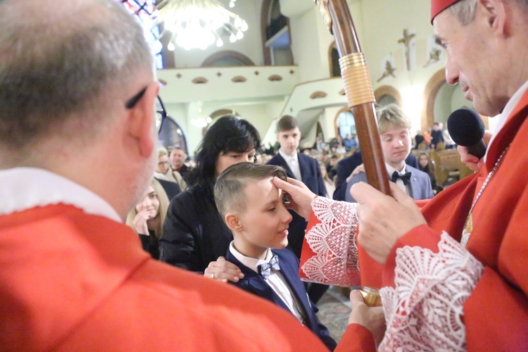 Bierzmowanie młodych z parafii kolejowej