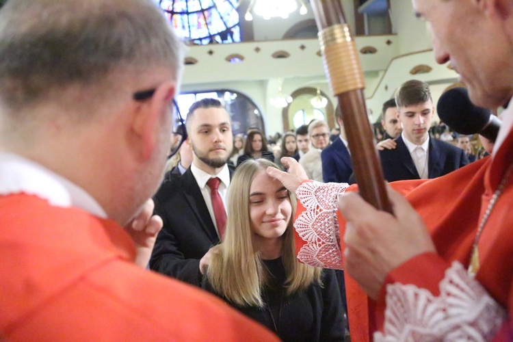 Bierzmowanie młodych z parafii kolejowej