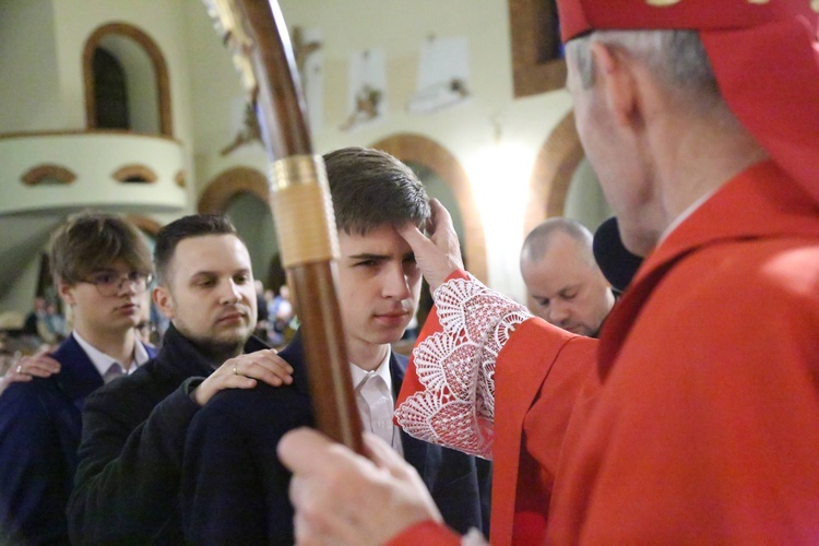 Bierzmowanie młodych z parafii kolejowej