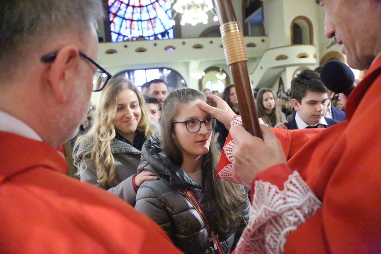 Bierzmowanie młodych z parafii kolejowej