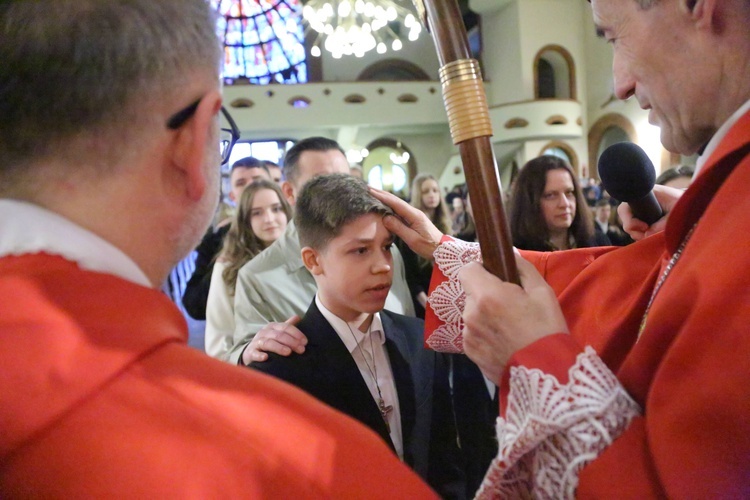 Bierzmowanie młodych z parafii kolejowej