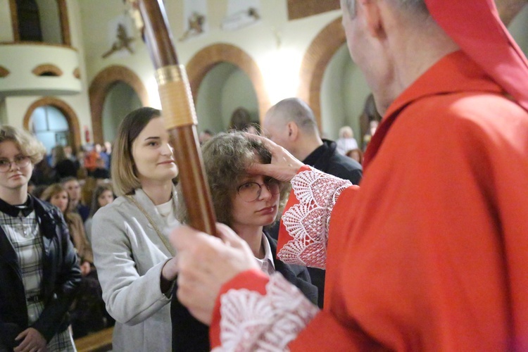 Bierzmowanie młodych z parafii kolejowej