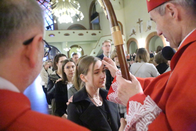 Bierzmowanie młodych z parafii kolejowej