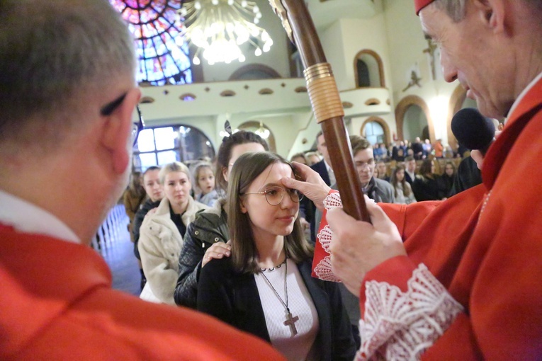 Bierzmowanie młodych z parafii kolejowej