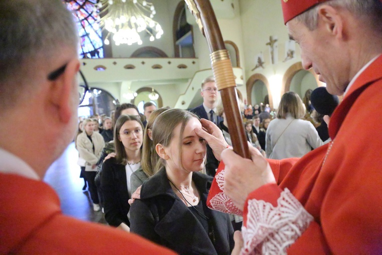 Bierzmowanie młodych z parafii kolejowej