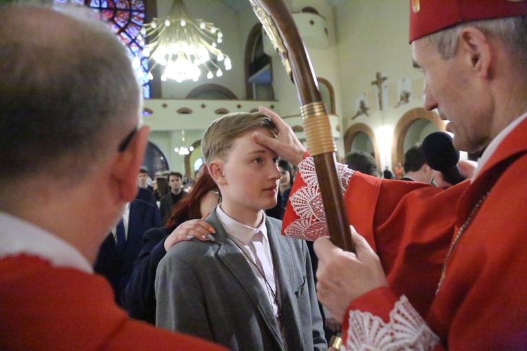 Bierzmowanie młodych z parafii kolejowej