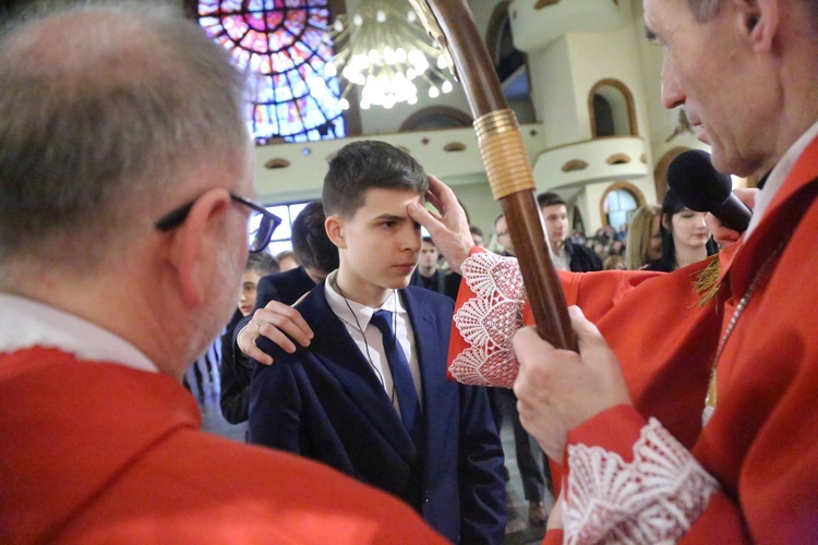 Bierzmowanie młodych z parafii kolejowej