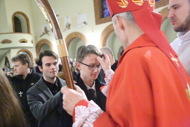 Bierzmowanie młodych z parafii kolejowej