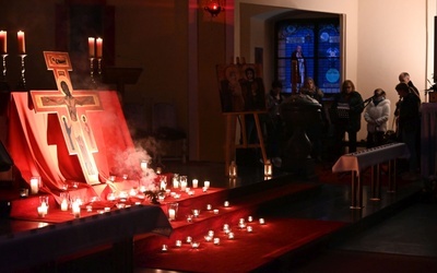 W czasie nabożeństwa schola przygotowała śpiew kanonów, a krzyż otaczały dziesiątki świeczek.