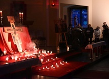 W czasie nabożeństwa schola przygotowała śpiew kanonów, a krzyż otaczały dziesiątki świeczek.