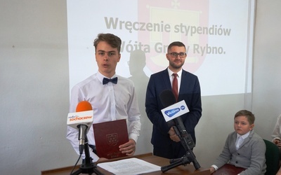 Stypendysta swoje wyróżnienie otrzymane za bardzo dobre wyniki w nauce przekazał rodzinie koleżanek ze szkoły.