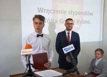 Stypendysta swoje wyróżnienie otrzymane za bardzo dobre wyniki w nauce przekazał rodzinie koleżanek ze szkoły.