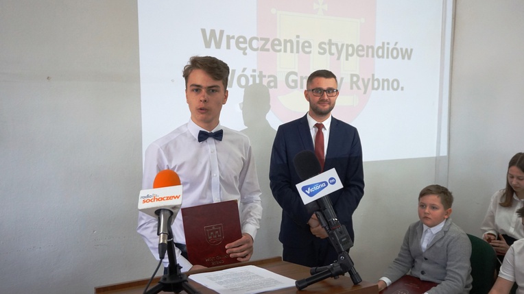 Stypendysta swoje wyróżnienie otrzymane za bardzo dobre wyniki w nauce przekazał rodzinie koleżanek ze szkoły.