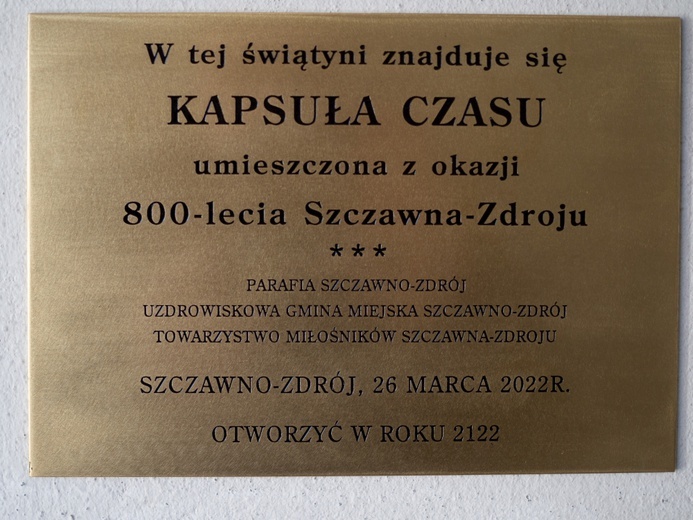 Włożenie kapsuły czasu w wieży kościoła