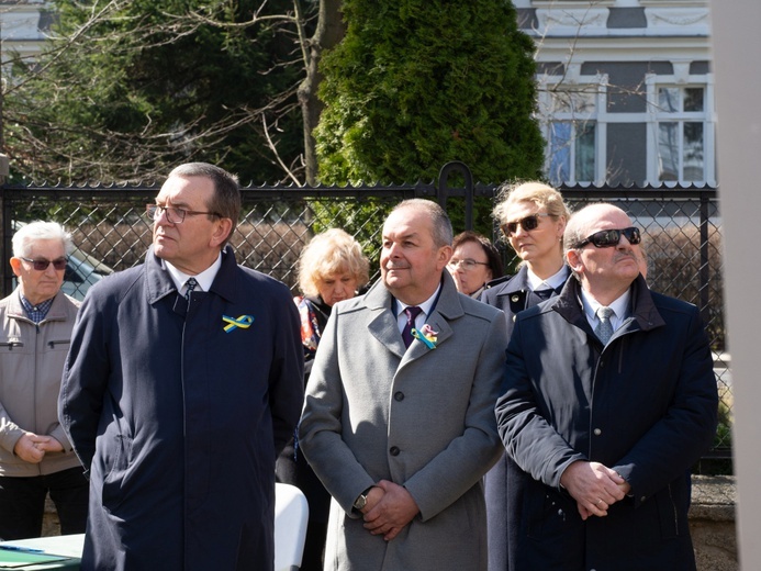 Włożenie kapsuły czasu w wieży kościoła