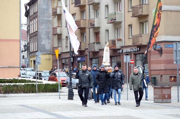 Mężczyźni wierni różańcowej modlitwie