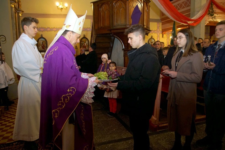 Bp Adam Bałabuch wizytował parafię w Słupicach