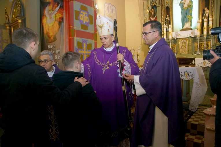 Bp Adam Bałabuch wizytował parafię w Słupicach