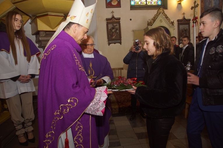 Bp Adam Bałabuch wizytował parafię w Słupicach