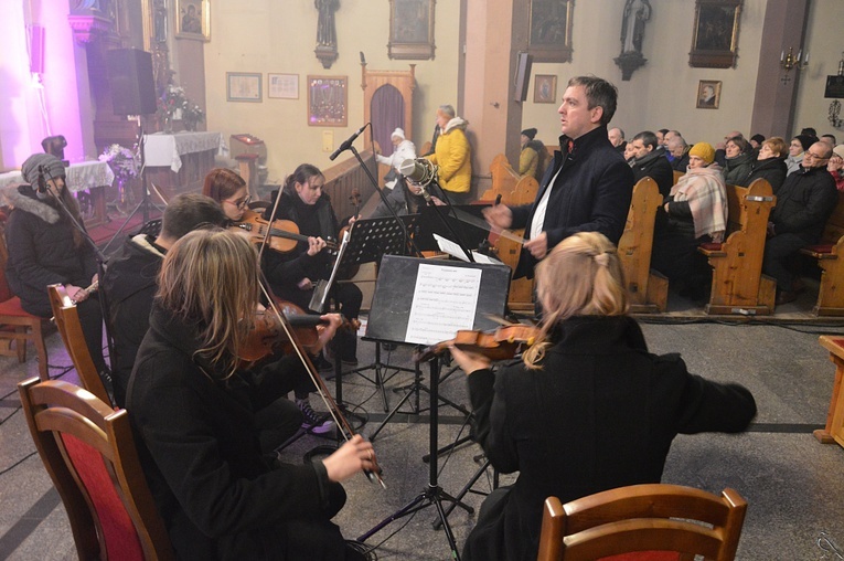 Muzyczna Droga Krzyżowa z rodziną "Sygnału Miłosierdzia"
