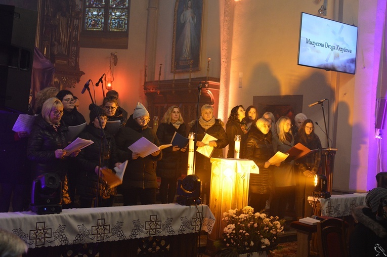 Muzyczna Droga Krzyżowa z rodziną "Sygnału Miłosierdzia"