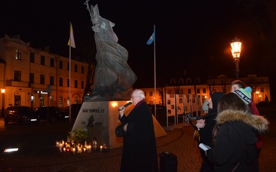 W rocznicę śmierci Jana Pawła II w Łowiczu pamiętano o świętym, który modlił się przed laty na ziemi łowickiej. 