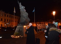 W rocznicę śmierci Jana Pawła II w Łowiczu pamiętano o świętym, który modlił się przed laty na ziemi łowickiej. 