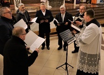  Męska Schola Gregoriańska z parafii MB Nieustającej Pomocy w Starachowicach pod kierunkiem ks. Karola Kosteckiego.