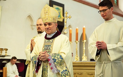 ◄	Nowy pasterz podczas Eucharystii w katedrze w Koszalinie.