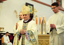 ◄	Nowy pasterz podczas Eucharystii w katedrze w Koszalinie.