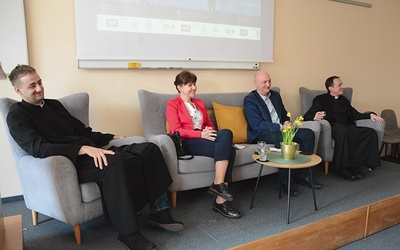	Od lewej: ks. Patryk Wramba, Aneta i Sławomir Seroczyńscy, ks. Krzysztof Dulęba.
