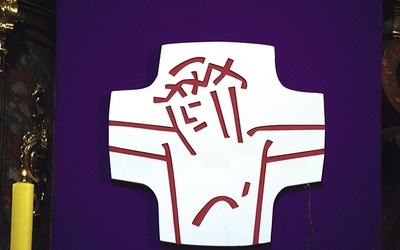 W logo obchodów wpisany jest krzyż.