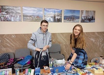 ▲	Oliwia i Antek z klasy VIII Szkoły Podstawowej nr 4 w Krakowie przychodzą do salki parafialnej, żeby pakować torby.