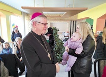 ▲	Biskup Andrzej Siemieniewski odwiedził piechowicki ośrodek.