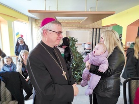 ▲	Biskup Andrzej Siemieniewski odwiedził piechowicki ośrodek.