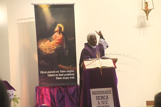 ▲	Ks. Jose Maniparambil mówił w homilii o przymierzu między Bogiem a ludźmi. 