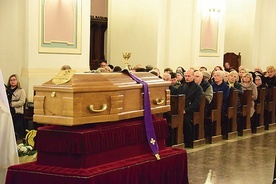 	Zmarłego pożegnali rodzina i mieszkańcy Ostrowca.
