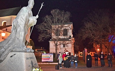 ▼	Pod pomnikiem  św. Jana Pawła II w Łowiczu w rocznicę  jego odejścia modlił się biskup ordynariusz.