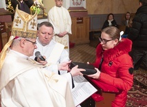 ▲	Uczestnicy otrzymali z rąk biskupa księgę Biblii. 