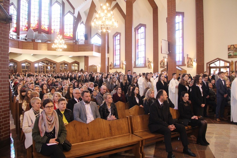 Bierzmowanie w parafii Miłosierdzia Bożego w Brzesku 2022