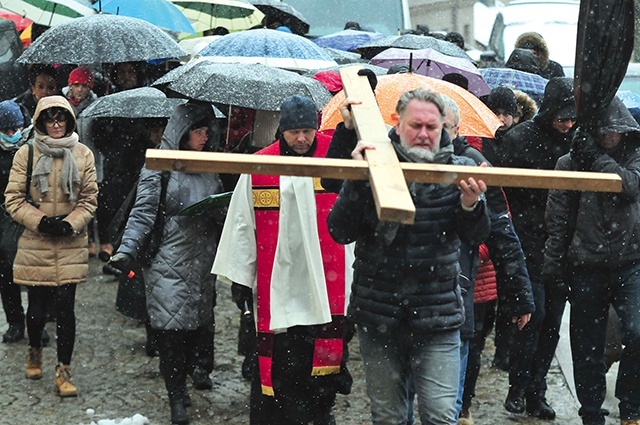 ▲	Intensywne opady śniegu w piątek 1 kwietnia nie przeszkodziły w zaplanowanym nabożeństwie.