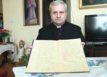 ◄	Ksiądz Leszek Niedźwiedź pokazuje protokół wizytacji, napisany  przez bp. Stefana Wyszyńskiego  podczas pobytu w matczyńskiej wspólnocie parafialnej.