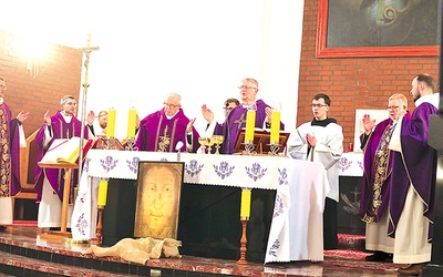 Z gośćmi Centrum św. Maksymiliana modlił się prowincjał o. Marian Gołąb OFMConv. 