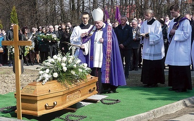 Biskup Piotr Greger przewodniczył uroczystościom pogrzebowym ks. T. Niedzieli w Bulowicach.