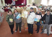 ▲	Na zdjęciu wolontariusze z Chmielnickiego tuż po przyjeździe transportu darów z Wrocławia.