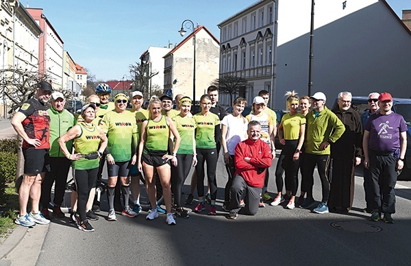 ▲	Uczestnicy pierwszego oficjalnego treningu przed Biegiem  do Pustego Grobu. Na zdjęciu pan Romuald (czerwona bluza), obok niego żona Małgorzata (w białej koszulce).