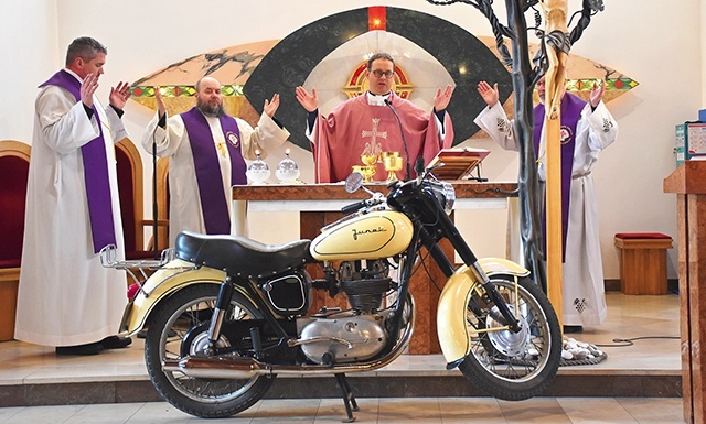 Zlot rozpoczęła Msza św. w kościele pw. Przemienienia Pańskiego.