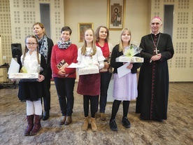 Od lewej z przodu: Małgorzata Ulitzka  (2. miejsce),  Zofia Stępień (3. miejsce)  i Julia Zawisło (1. miejsce) ze swoimi katechetami i bp. Andrzejem Iwaneckim.